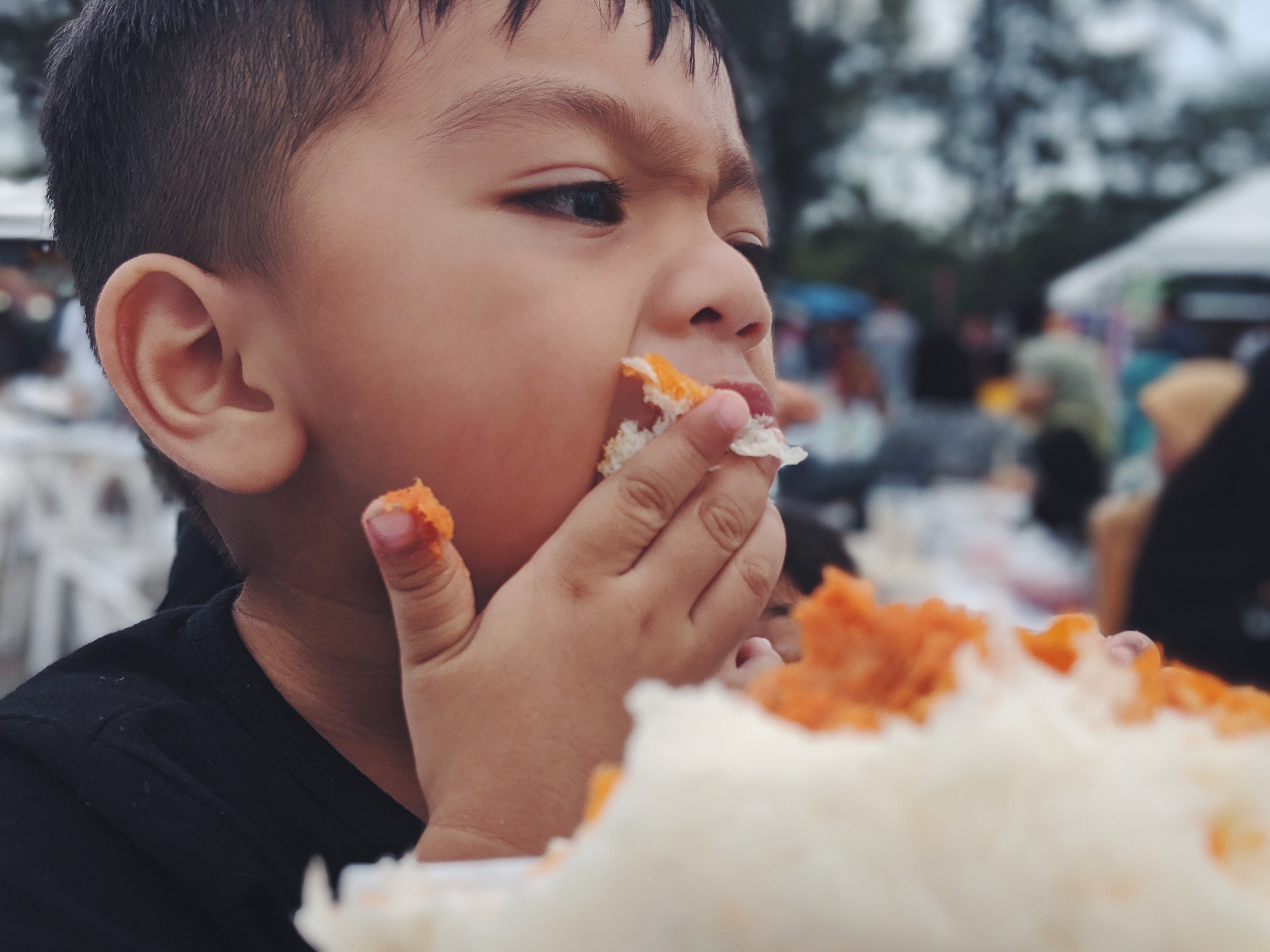 mengacaukan makanan anak, manfaat eksplorasi makanan, anak bermain makanan, tips mendukung makan anak, Bunda, si Kecil